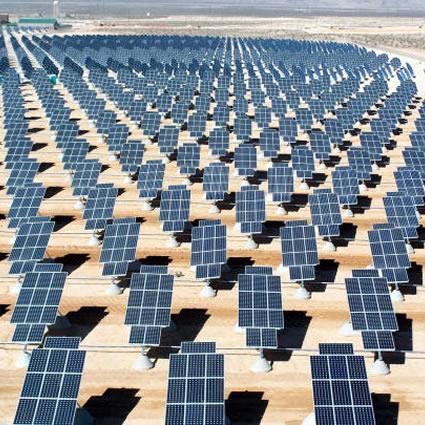 Confronti con alcune energie alternative Energia solare La tecnologia fotovoltaica consente di sfruttare l'energia irradiata dal sole per produrre energia