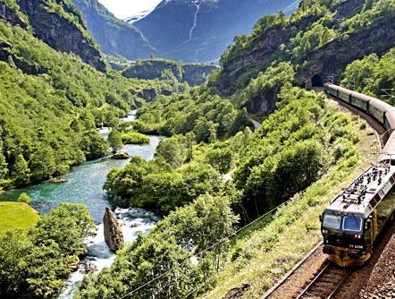 Giorno 3 Giorno 4 Oslo Myrdal Flåm - Balestrand Balestrand Al mattino presto, ci dirigiamo verso la stazione di Oslo ed imbarcheremo sul treno diretto a Myrdal, attraversando incredibili vallate e