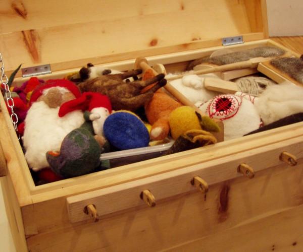 Carrello con oggetti di lana cotta prodotti artigianalmente Barbara Mock Direttrice Associazione Provinciale Allevatori di piccoli