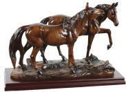 . Dimensioni cm 27,5 x cm 9 x cm 23 0552800 Cavallo,baio,in materiale sintetico, basamento in legno verniciato.