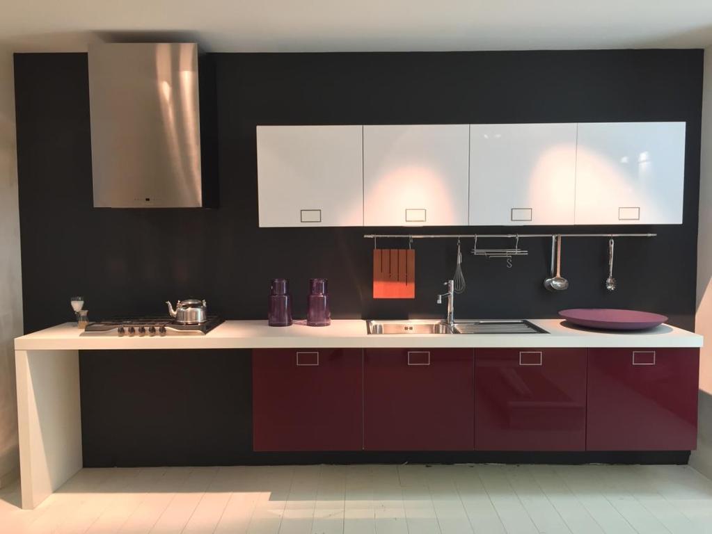 Tecnocucina Basi: sospese, ROSSO LUCIDO Pensili: ROSSO LUCIDO Top: h 6cm, LAMINATO BIANCO Piano cottura: REX 75 INOX