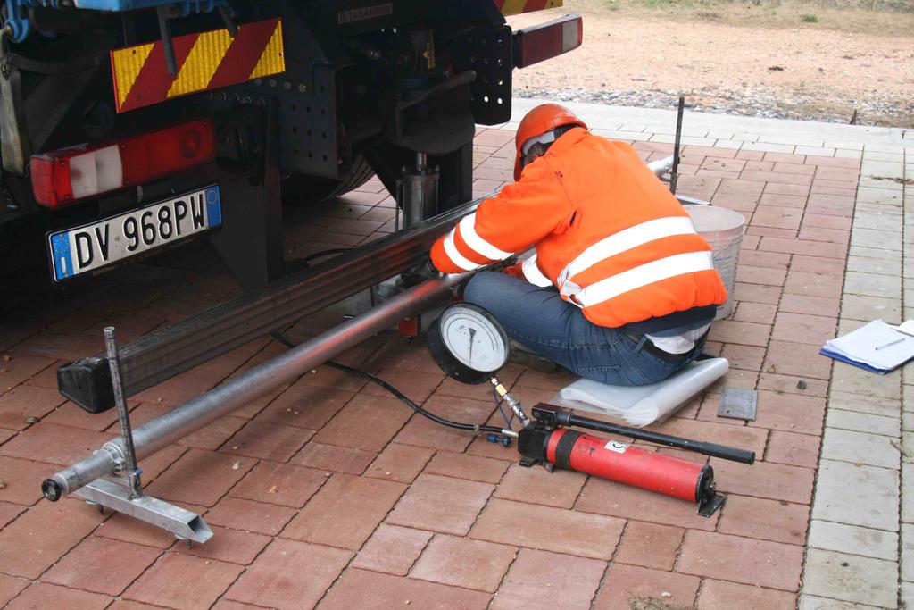 Posa manuale della pavimentazione autobloccante