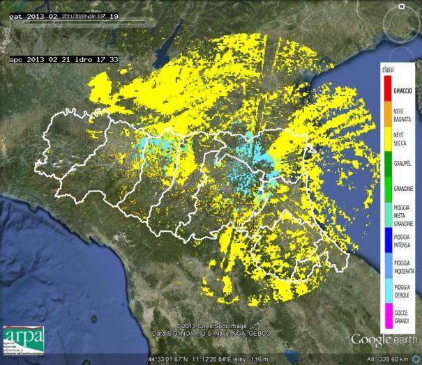 Fig. 13. Mappa di classificazione delle idrometeore del 20/2/2012 alle 00.03 UTC (a sinistra) e alle 11.33 UTC (a destra). La precipitazione liquida è rappresentata in azzurro la neve secca in giallo.