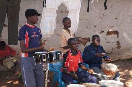 3.1.11 Banjuka - Scuola di musica e danza Descrizione del progetto: Il progetto Banjuka Scuola di Musica e Danza interviene in una delle aree più povere della periferia nordorientale di Nairobi (la