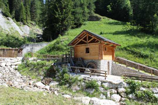 A memoria di tali attività legate all acqua, agli inizi del Duemila, a monte dell abitato di Zoppè di Cadore, sulla