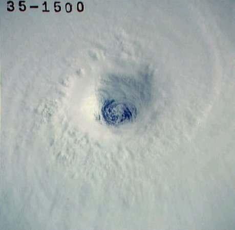L occhio del ciclone E il cuore della tempesta. Il suo diametro mediamente si aggira intorno ai 25 km di diametro, ma eccezionalmente può raggiungere anche i 60-65 km.