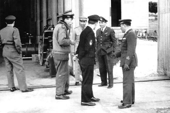 1957 Palermo Aeroporto Boccadifalco Hangar della Sezione Elicotteri Da Sx: 2 sottuff. A.M., Ten. o.a. Aldo Morelli, V.