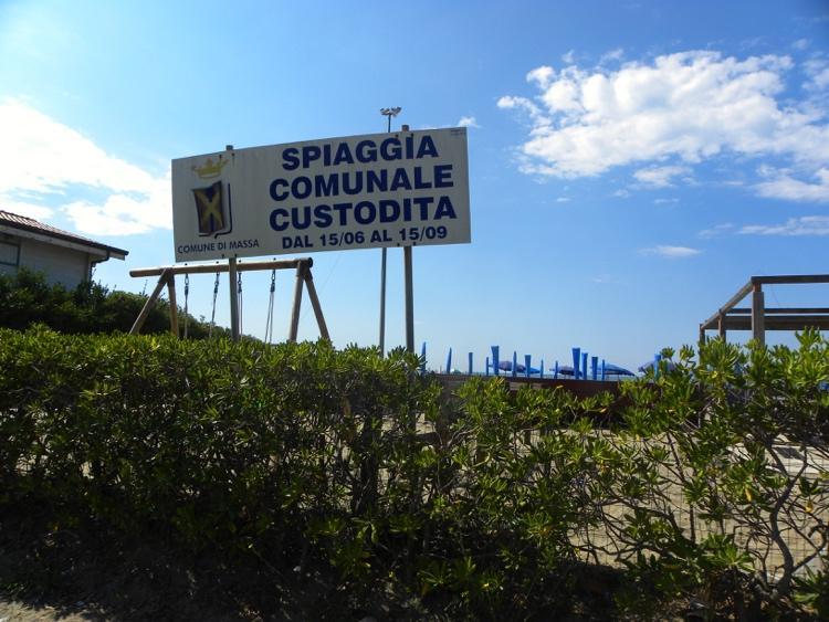ARRIVO ALLA STRUTTURA Marina di Massa, è una moderna ed attrezzata località balneare situata nella provincia di Massa Carrara con una lunga spiaggia di sabbia fine.