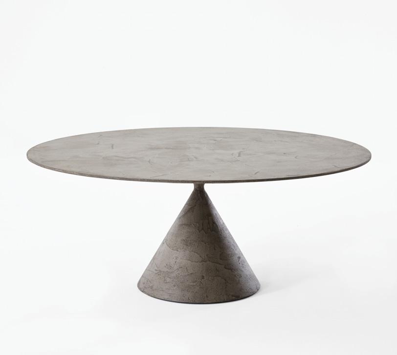 Clay design Marc Krusin 2015 Clay è un tavolo-scultura nato dall incontro di due volumi: il piano e il basamento, in equilibrio uno sull altro, sperimentano l'appoggio ardito di una sezione ridotta