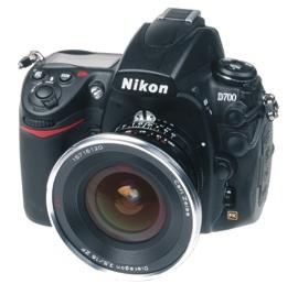 Una Nikon D700 armata con lo Zeiss Distagon T* 18mm f/3.5.