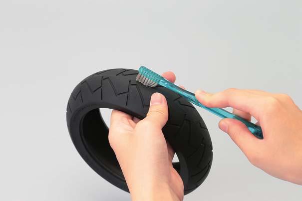 Gli pneumatici del modello sono fabbricati in gomma cava e il
