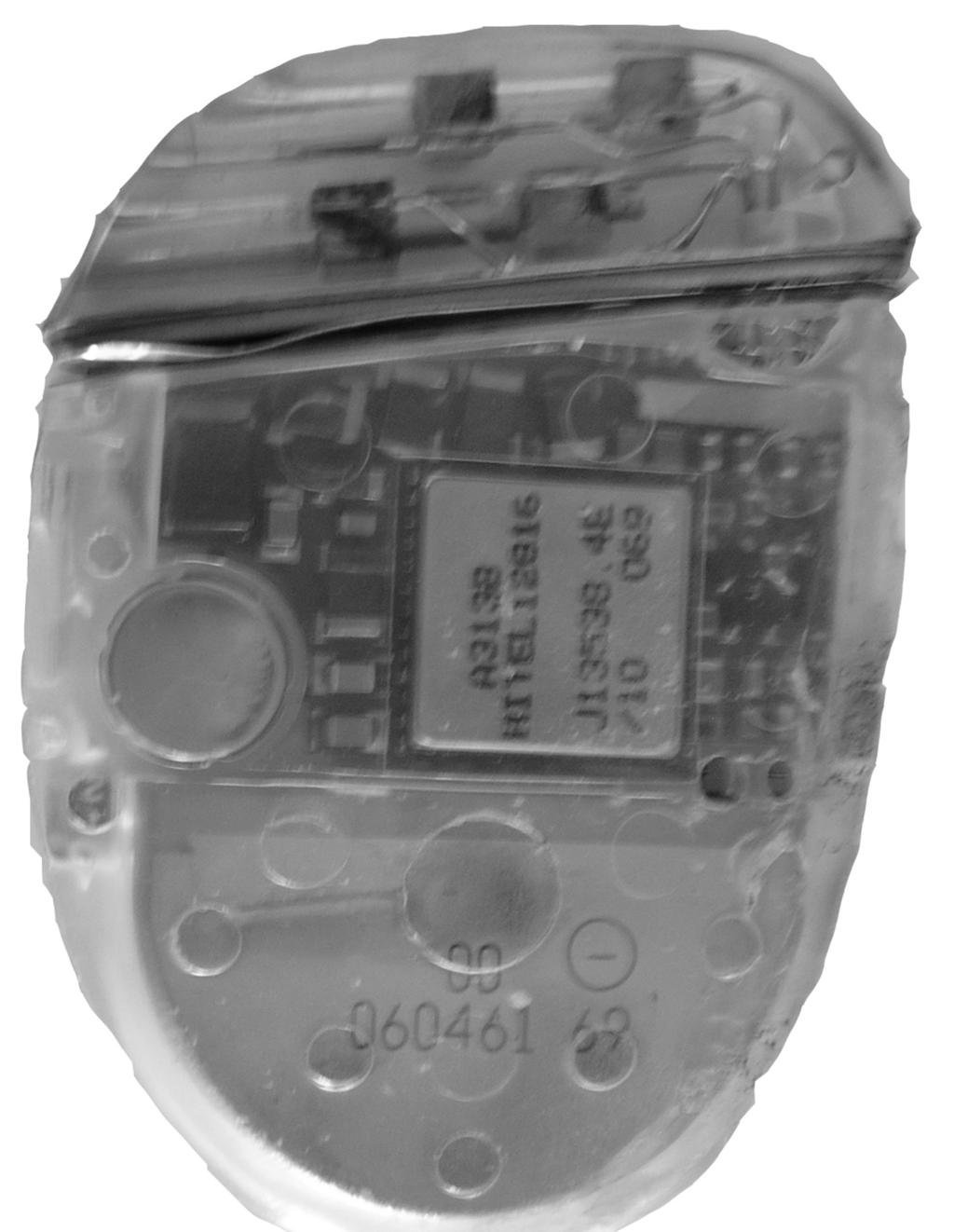 Il pacemaker propriamente detto è un oscillatore elettronico contenuto in una custodia, normalmente in acciaio inox o in titanio (Figura 9), che viene impiantato per via chirurgica, permanentemente