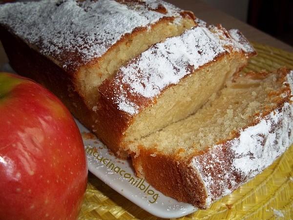 PLUMCAKE CON YOGURT e MELE Ingredienti 125 g di yogurt greco 125 g di yogurt bianco 3 uova 250 g di farina 00 150 g di zucchero 100 ml di olio di girasole 1 mela grande o 2 piccole 1 bustina di