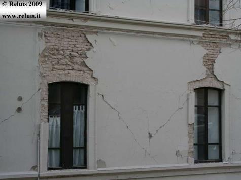 Danni tipici alle strutture in muratura Collasso della Prefettura de L Aquila dopo il terremoto del 29, M 5,9.