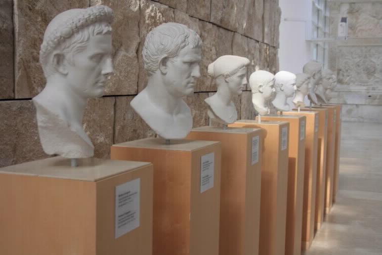 3. I membri della famiglia di Augusto Per l'esplorazione tattile dei busti della famiglia imperiale, i sensori sono stati posti sulla base di ogni busto.