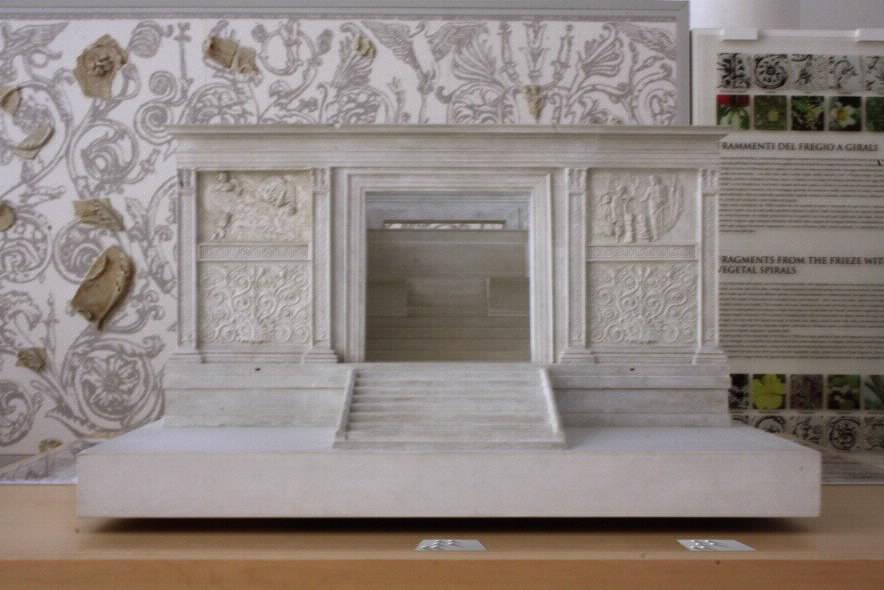 4. Il modello dell Ara Pacis L'architettura dell'altare è raccontata mediante il modello dell Ara Pacis.