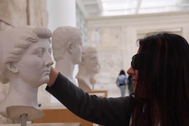 L Ara Pacis accessibile a tutti Art For the Blind è un progetto nato e pensato da e per i non vedenti.