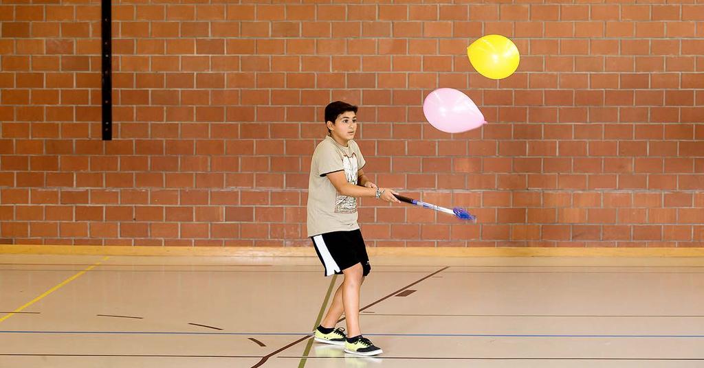 Giocolare un palloncino gonfiabile Cercare di tenere in aria i palloncini con il bastone. È possibile anche con una mano sola?