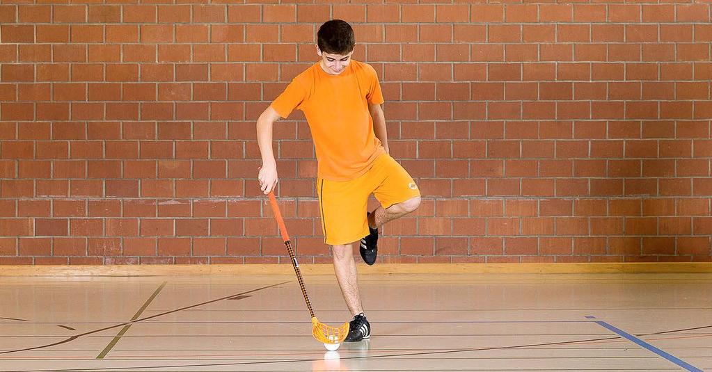 Fenicottero unihockey In piedi su una gamba sola, far girare la pallina da unihockey attorno alla gamba.