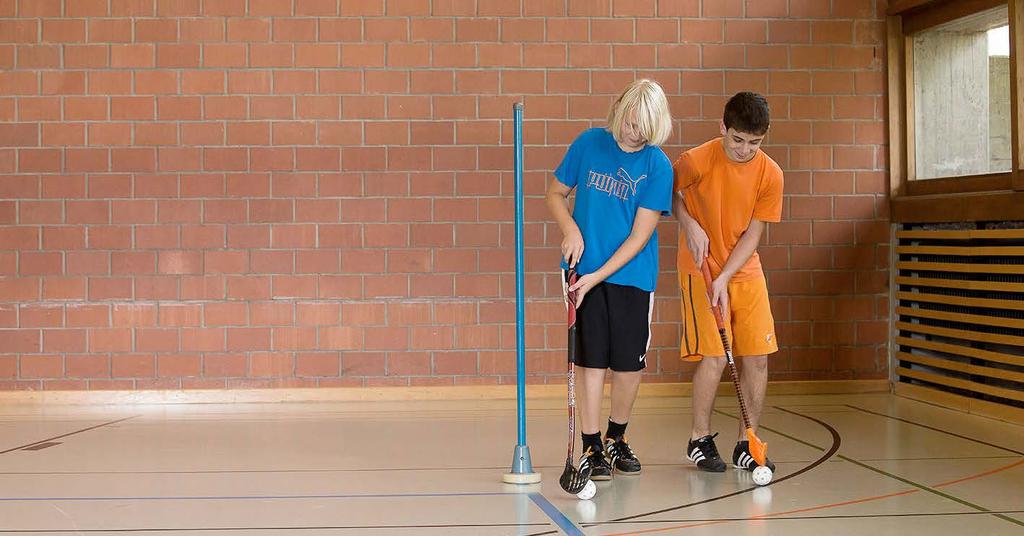 Unihockey ravvicinato I due giocatori conducono una pallina a testa ma devono sempre mantenere il contatto fisico tra di loro (p. es.