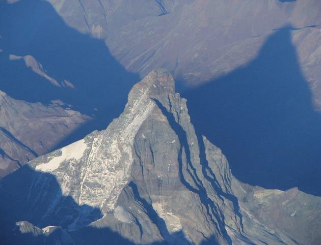 Esse sono il risultato dello sradicamento dei depositi, della loro traslazione per lo più verso nord fino al loro complesso ricoprimento multiplo con sovrapposizione di rocce provenienti dal margine