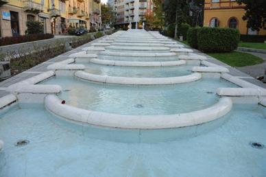 Domanda 4: Da Corso Viganò scorre in discesa verso Piazza Italia questa monumentale fontana. Quante sono le vasche che la formano?