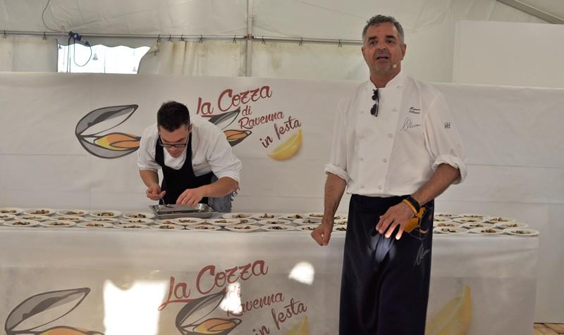 Programma di domenica 28 giugno Mauro Uliassi durante lo Show Cooking alla festa del 2014 L ISOLA DI DEGUSTAZIONE DELLE COZZE DI MARINA DI RAVENNA (Piazza Dora Markus Marinara) h 11.