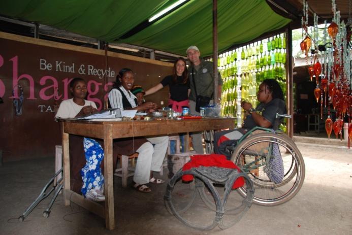 Programma: Dopo colazione lasciamo Arusha e subito fuori citta ci fermiamo presso il progetto Shanga. Be Kind and Recycle e il motto a Shanga.