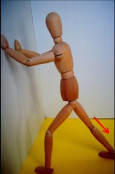Stretching del muscolo tricipite surale In posizione eretta, con le mani in appoggio ad una parete o ad una sedia: posiziona un piede avanti ed uno dietro, controllando che le punte siano dritte ed i