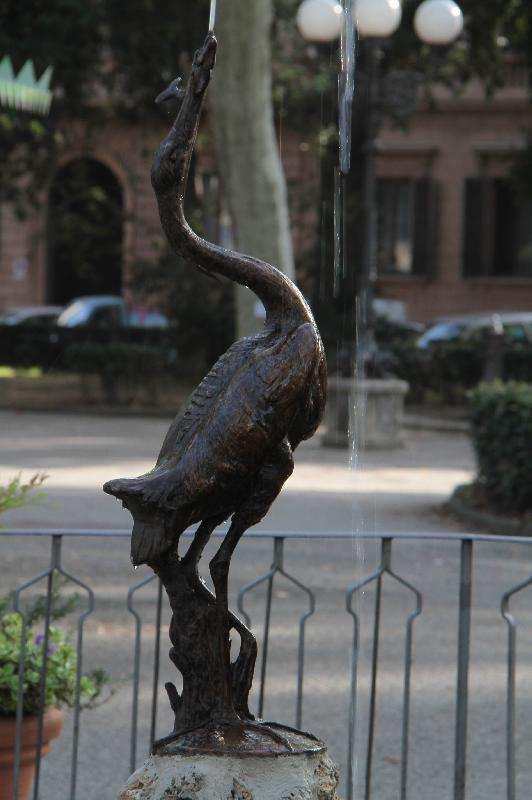 La statua dell'ibis restaurata per la fontana di piazza d'azeglio grazie alla sponsorizzazione