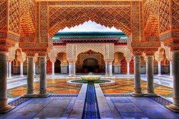 أه لا و س ه لا Ahlân wasahlân Benvenuti a tutti voi! Situato all'estremità nordoccidentale del continente africano, il Marocco è una terra di tradizione musulmana.