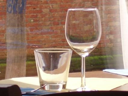 In realtà ben pochi vini rossi meritano un bicchiere ampio con il gambo, credo non più di uno su cinque di quelli che si consumano al ristorante.