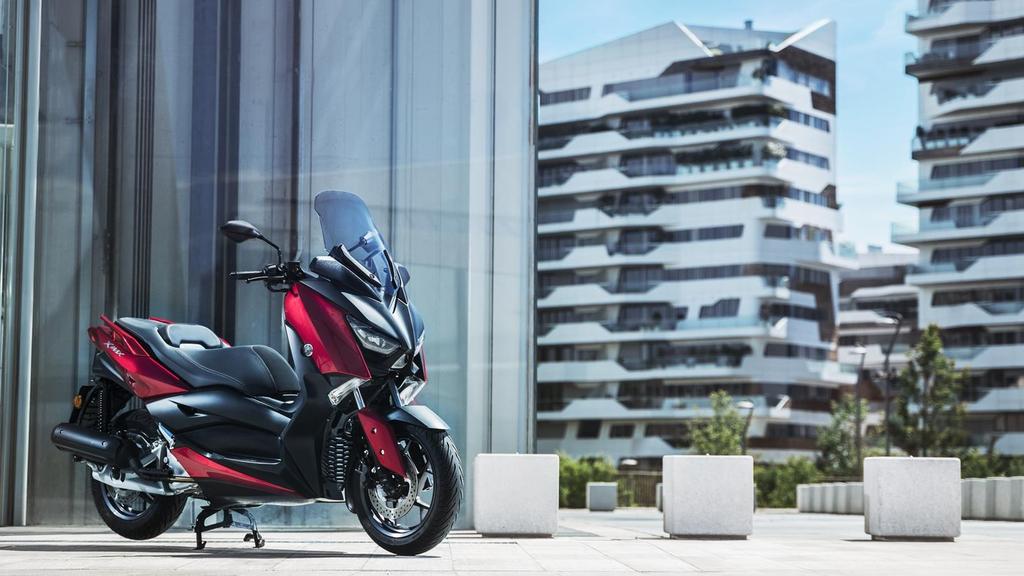 Entra nella famiglia MAX X-MAX 125 è il più evoluto scooter per città e dintorni, da guidare ogni giorno.