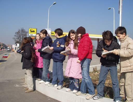 Contemporaneamente ogni gruppo registra: i numerosi veicoli che transitano, divisi per