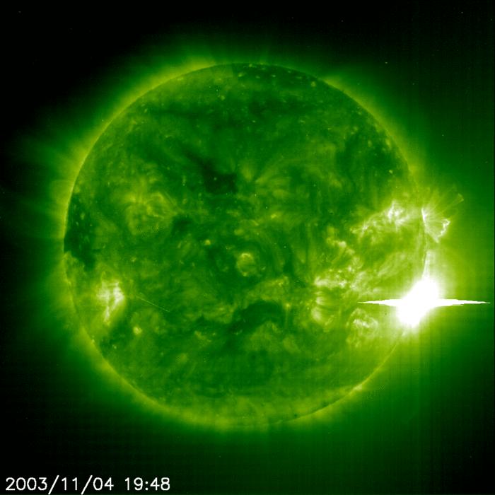 Solar Flares E un fenomeno di tipo esplosivo che si verifica nell atmosfera solare ed in genere si genera in prossimità di un gruppo di macchie solari.