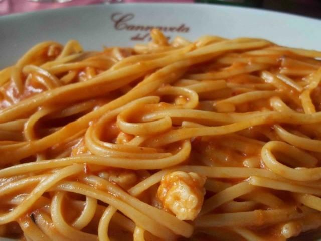 Cannavota, zoom sulle linguine alla Reviglio Dopo trent anni, quelle linguine sono ancora in carta, con accanto la firma autografa di Reviglio che, si racconta, allora apprezzò molto la dedica.