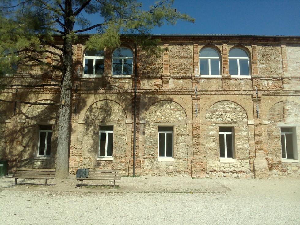 Ala (sul cortile interno) dell'antico convento SISTEMAZIONE MURATURE FACCIA A VISTA Ispezione dell'intera superficie muraria, ripristini della tessitura in mattoni, ove danneggiati; rifugatura delle