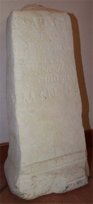 Epigrafi non catalogate nel CIL Albinovanvs Nel giugno 1984 nel territorio di Pereto, in località Piè di Serrasecca, vicino al Fosso di San Mauro, fu rinvenuto un cippo votivo in calcare locale