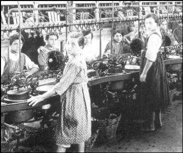 Persino donne e bambini dovevano lavorare, perciò le famiglie dovevano vivere vicino al posto di lavoro.