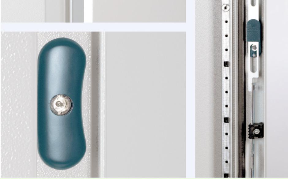 standard con azionamento a leva - Sicurezza: porta con battuta provvista di sistema di chiusura frontale
