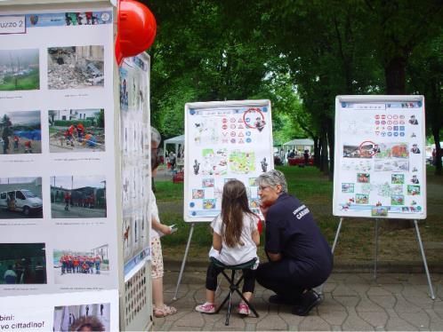 raffiguranti grandi e piccoli in situazioni e comportamenti di vario