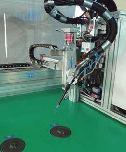 BANCO DI DISPENSAZIONE FLUIDI Banco di lavoro multifunzione con robot cartesiano a tre assi per la dispensazione di fluidi per incollaggio, protezione, marcatura.
