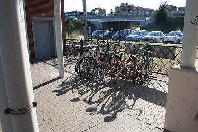 Per la linea Bologna Vignola la stazione di Casalecchio Garibaldi è stazione di scambio (sono presenti 2 binari a gestione FER Srl).