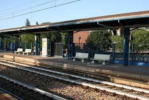 Casteldebole (503) 1. Descrizione generale: La stazione di Casteldebole fa parte della rete RFI, gestita da Trenitalia. E una stazione a due binari.