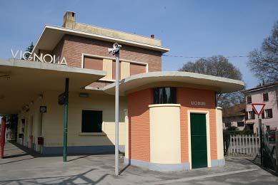 pubblico esercizio, come presso la stazione di Bazzano). La circostante area demaniale risulta degradata, con edifici abbandonati ed in parte crollati.