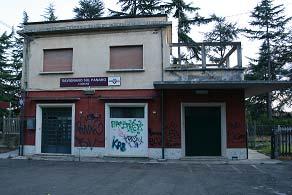 Savignano Comune (517) 1. Descrizione generale: La stazione di Savignano Comune è una delle più degradate della linea (come nel 2011).