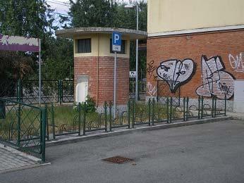 La pensilina presso l edificio passeggeri non serve agli utenti in salita/discesa dal treno, visto che il punto di fermata del treno non coincide con la palazzina.