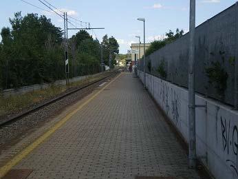La linea gialla di sicurezza lungo il marciapiede di accesso al treno risulta completamente consunta e comunque non è in rilievo (foto 5 e 6).