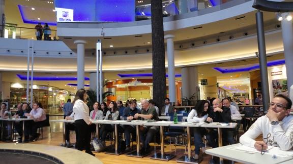 Il caﬀè e suoi mille sapori in scena al Centro Commerciale Campania con Slow Food Partecipanti al master di Tonia Credendino Due, tre minuti al massimo tanto basta per sorseggiare un espresso ma