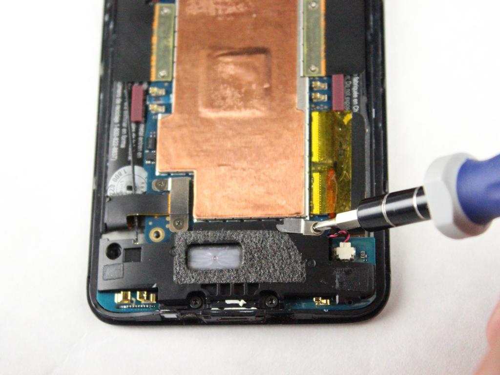 Utilizzare il cacciavite T5 Torx per rimuovere le due viti 4mm situati nella parte inferiore del telefono.